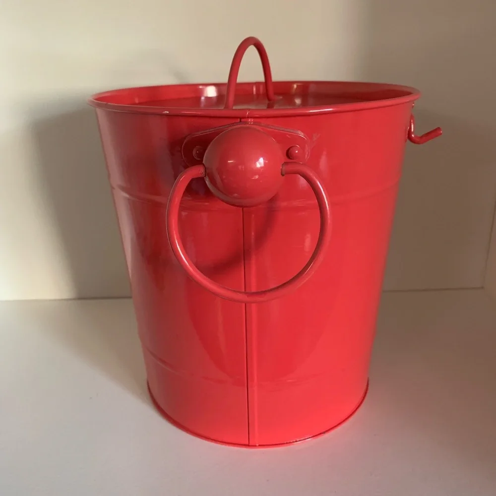 Enamel bucket with lid
